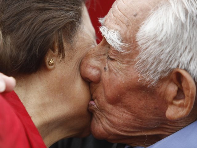 tercera edad beso