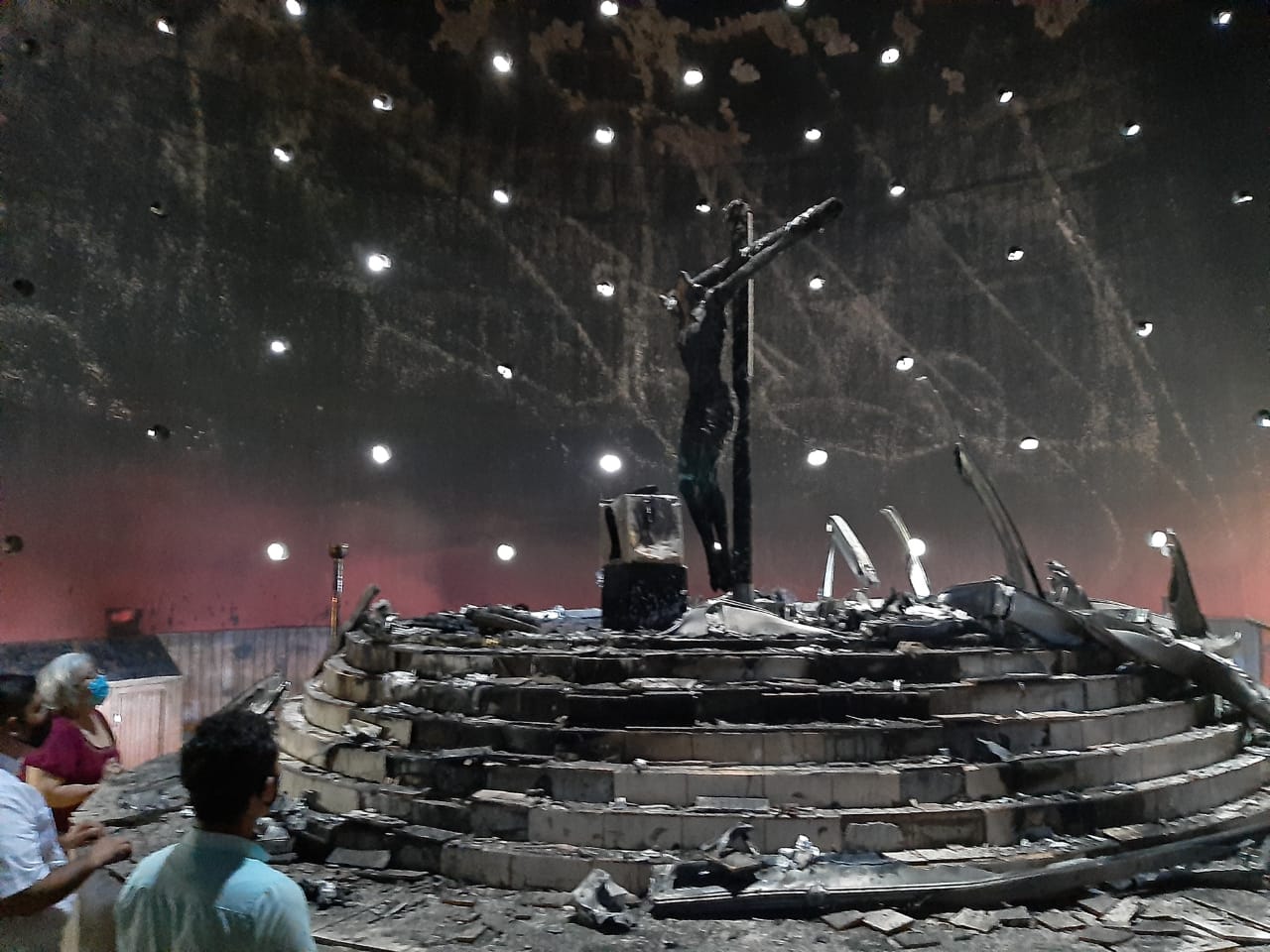 Imagen de la Sangre de Cristo después de acto terrorista