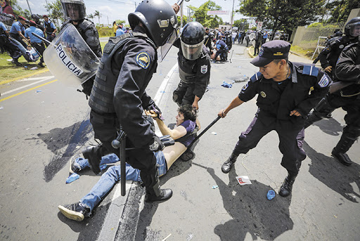 Policías vapulean a manifestante